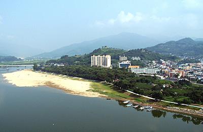 섬진강과 백사장 전경 썸네일 이미지